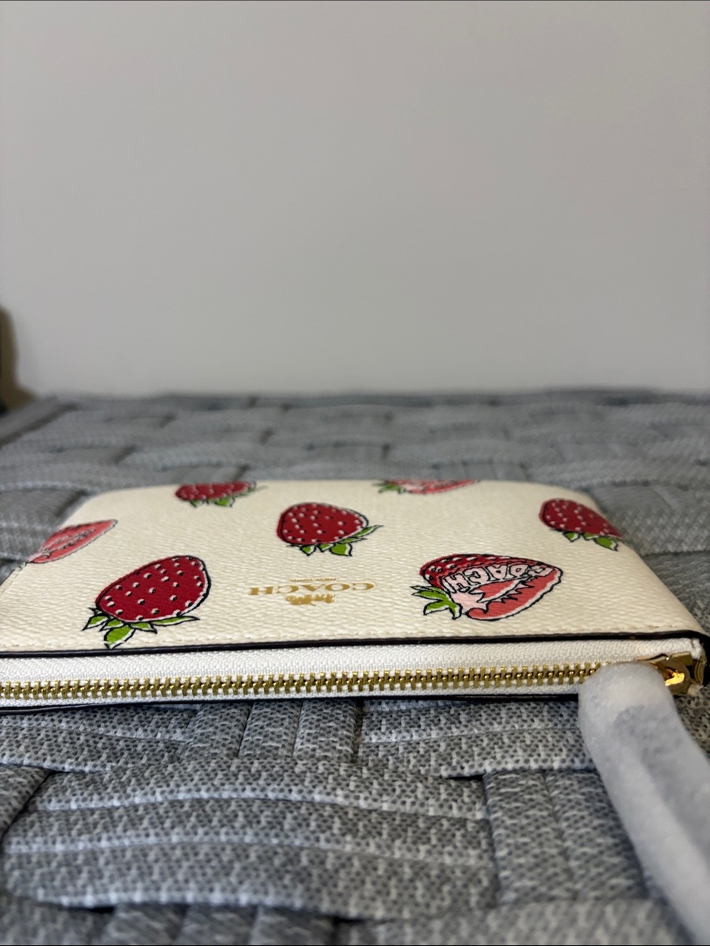 Coach Corner Zip Strawberry Chalk Wristlet Leather Trendy Pockets NEW - Picture 9 of 12